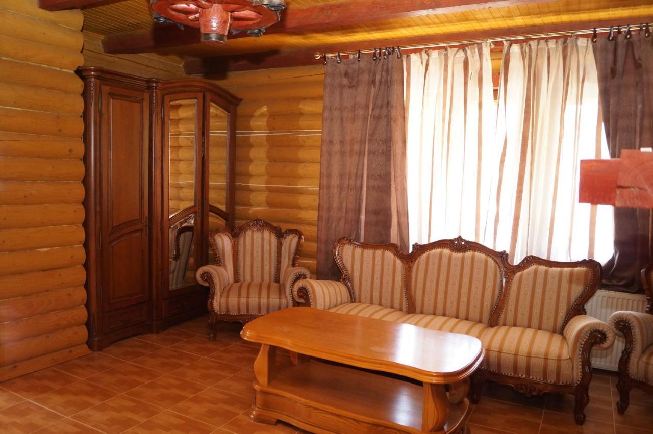 Норіс Hotel Мигово Екстериор снимка