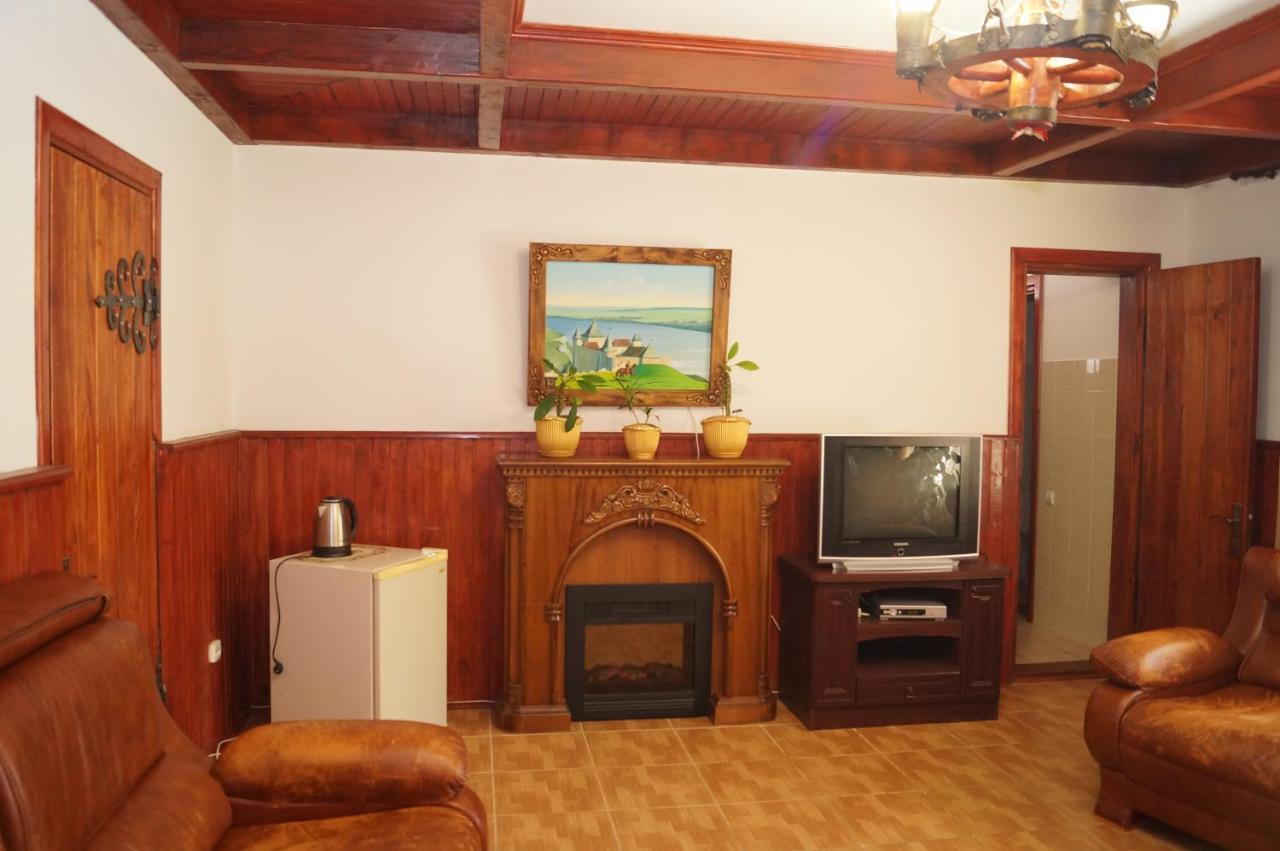 Норіс Hotel Мигово Екстериор снимка