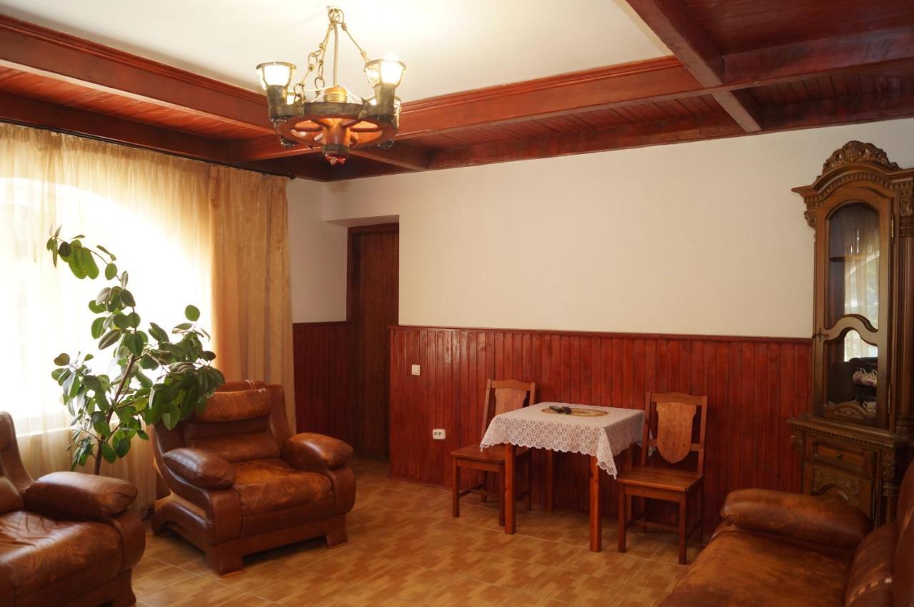 Норіс Hotel Мигово Екстериор снимка