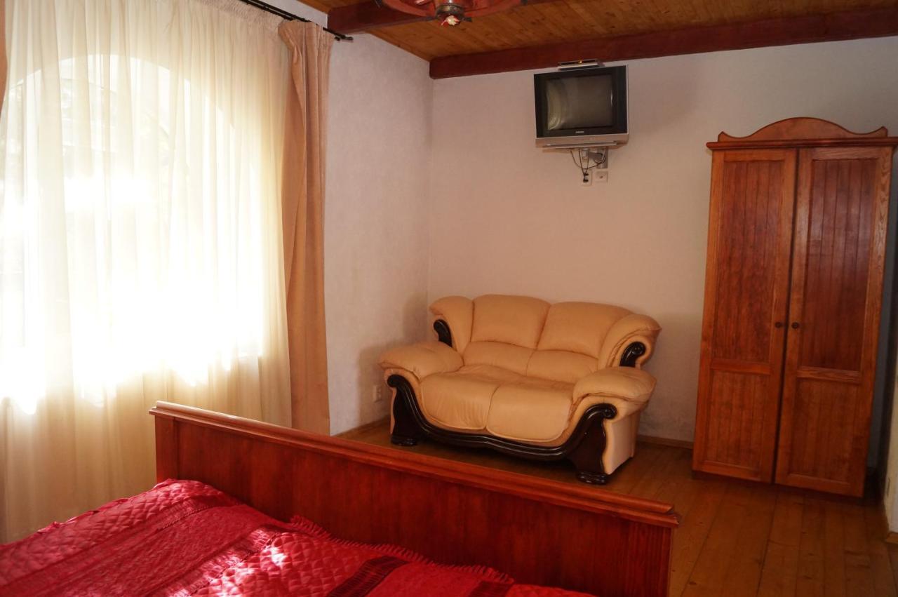 Норіс Hotel Мигово Екстериор снимка