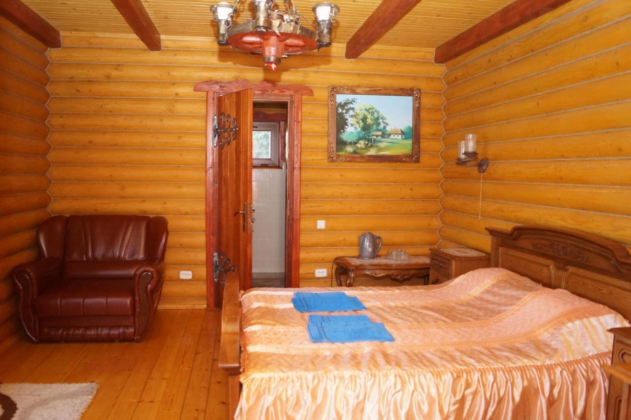 Норіс Hotel Мигово Екстериор снимка