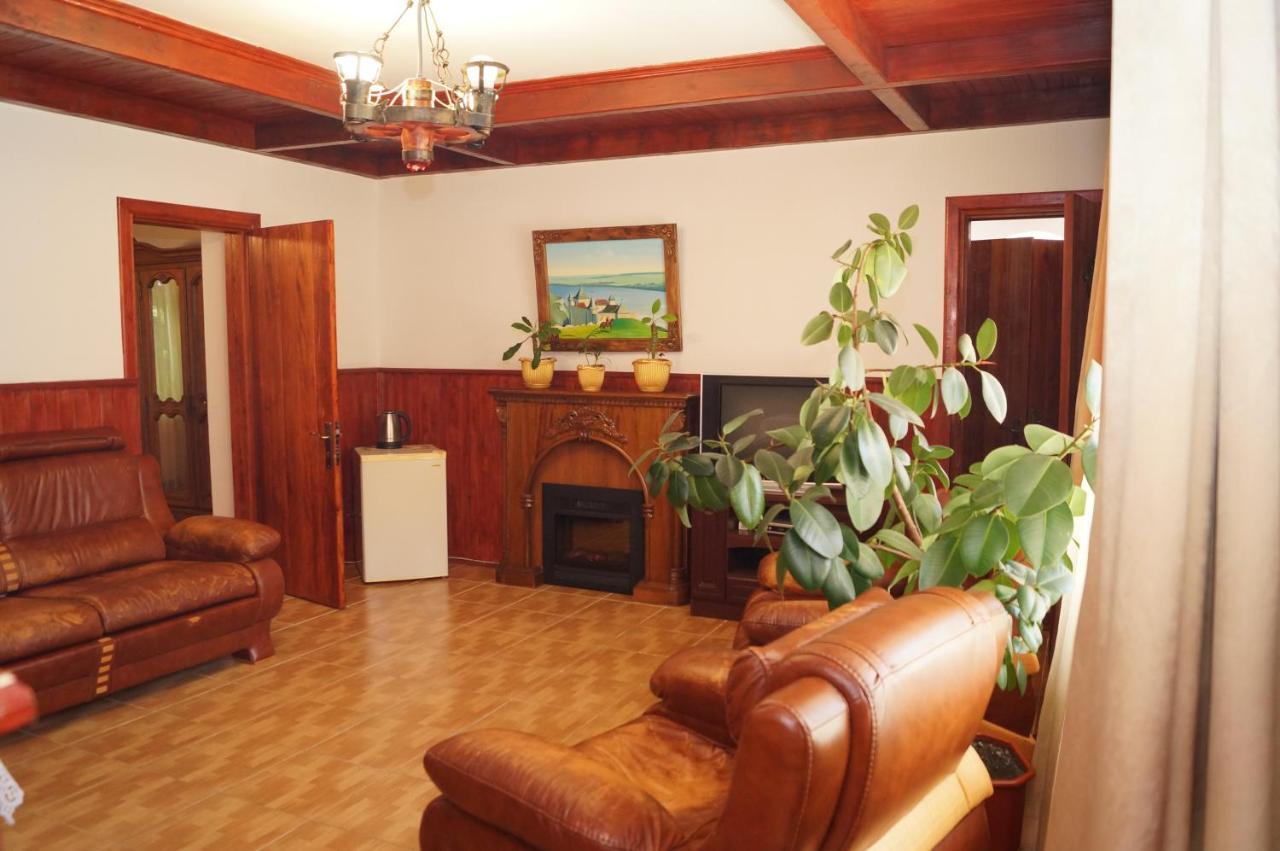 Норіс Hotel Мигово Екстериор снимка